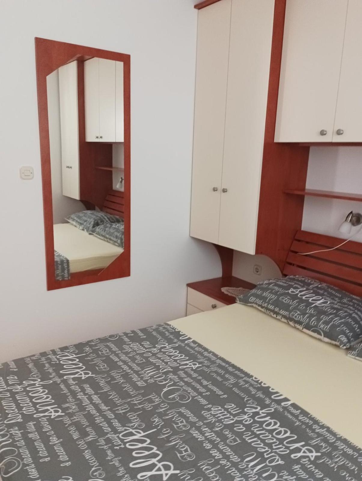 Apartmani Ana Вир Екстериор снимка